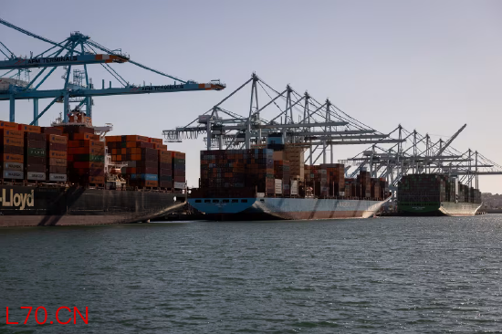 2026 年 4 月 11 日，集装箱船停泊在洛杉矶港。