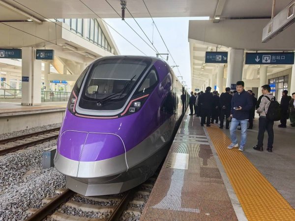 150名旅客尝鲜首趟武咸“新城快线” “轨道上的都市圈”加速密织