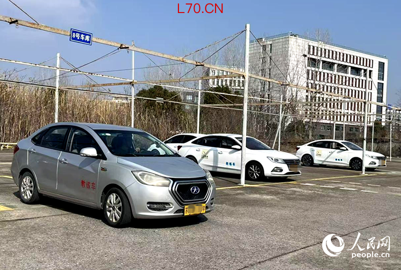 江苏一驾校内学员正在练车。人民网 李静晔摄