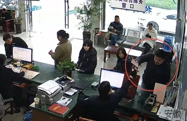 捡到10万元现金后，他送到派出所后就离开了