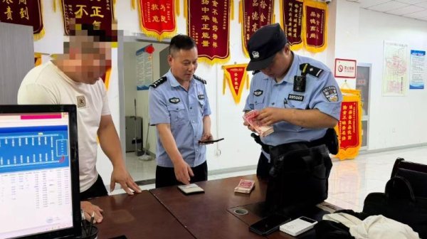 一万五千元现金遗落公交车 驾驶员及时上交彰显文明风尚