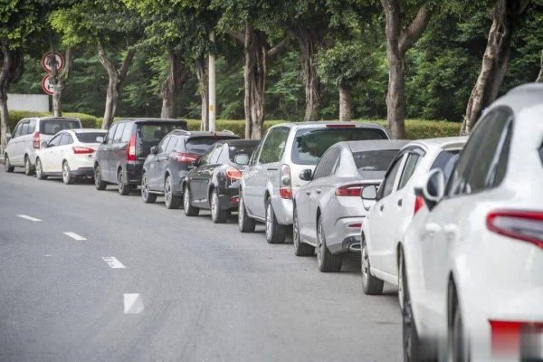 逆向停车：违法且隐患多