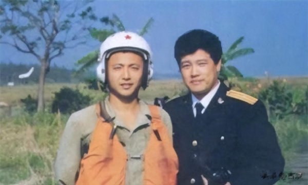 南海撞机王伟成功跳伞, 为何10万人找不到他? 20年后真相大白