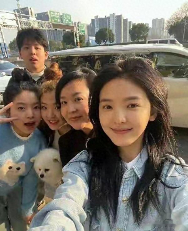 章若楠这一家人的基因好强大, 都是圆圆的大眼睛
